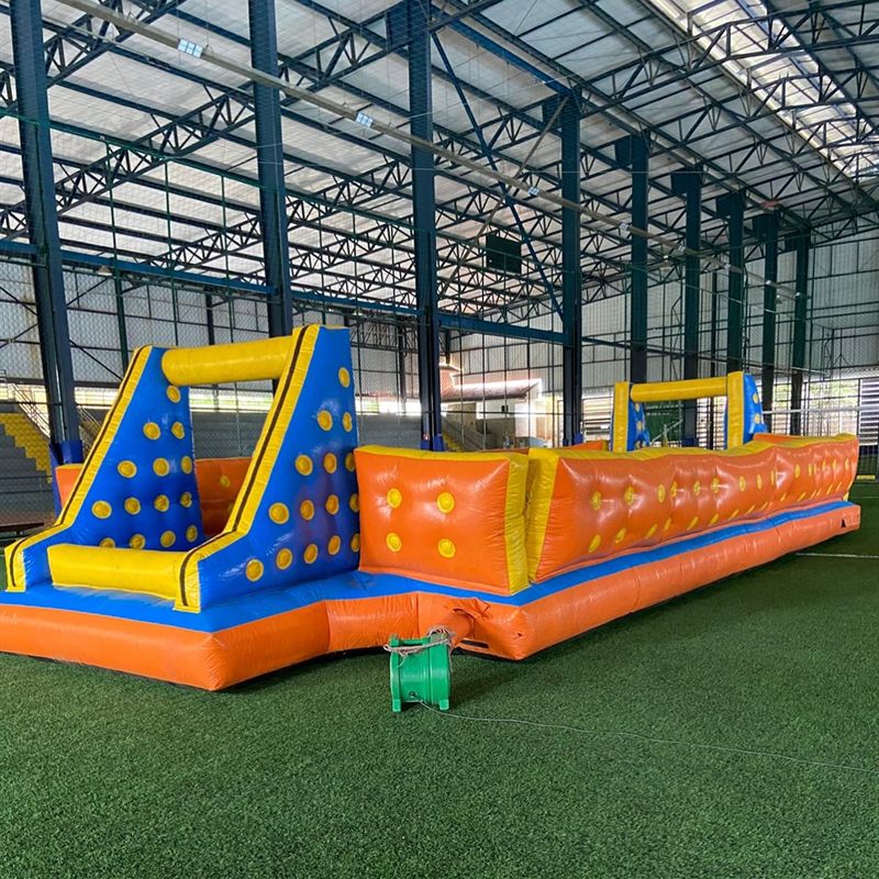 Futebol de sabão inflável da Divina Kids montado em um ginásio